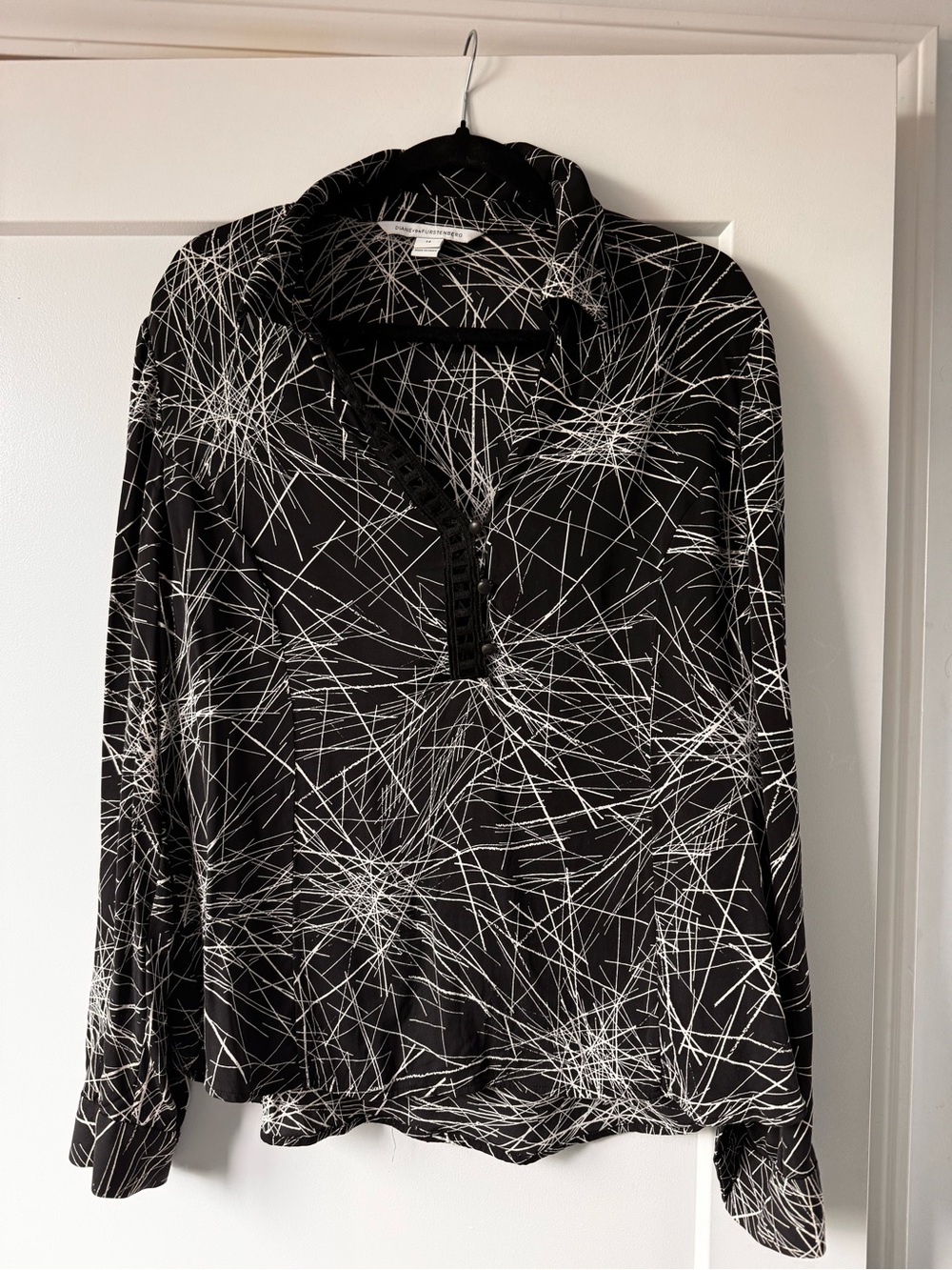 Diane Von Furstenberg Black and White Abstract Print SILK Top